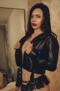 ema__saenz Black sexy moment! Pic