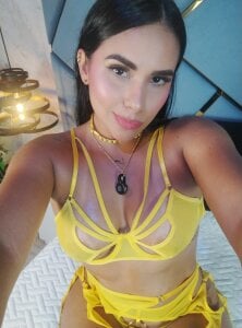 Your skin is the canvas where I want to paint my fantasies💛💛😈🥵🔥 de giorgia_13  2 fotos