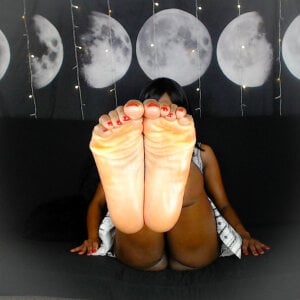 SimoneSavage feet Pic 3