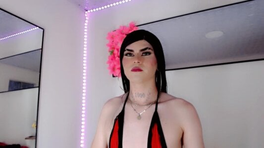 Yara-Atwan-: Public ( 2 фото)