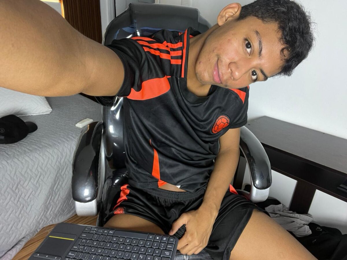 Brunette__boy Trending Pic 8910