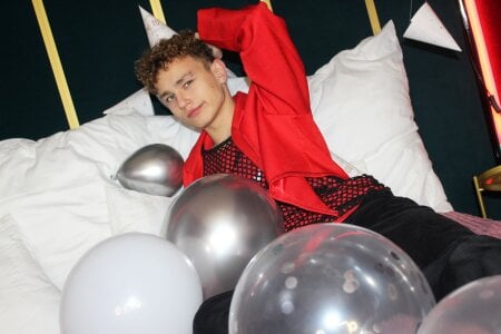 NathanCurl It was my birthday stream 🎂🎁🎈 Pic 7