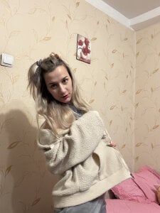 MaryBennetts Tits hide beating under thin skin Foto