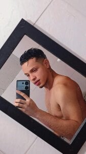 Gael_zambrano “Recién bañadito, piel húmeda y todavía con calor… ¿quién se atreve a acercarse?”😈🔥 Billede