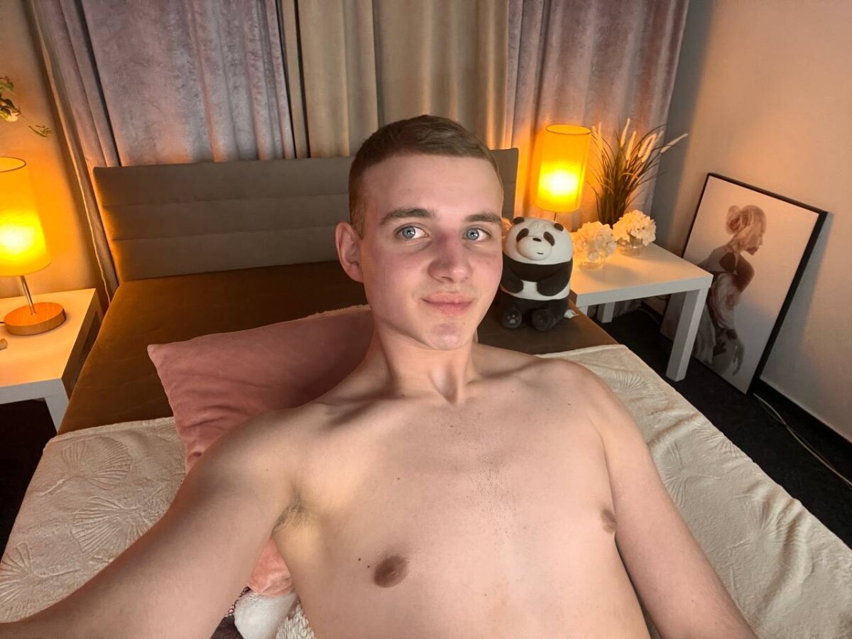 ภาพที่กำลังนิยมของ HereAlexColee  921