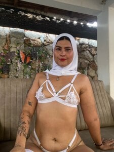 AishaAmin_ Do you want to be with me for a moment 😈 Foto