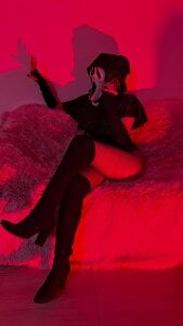 Trick or tease? 🎃 Dare to play with me under the moonlight… 💄🖤 de Alisson_Beckett Foto 6