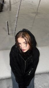 FrancesMiller7のI'm hotの 2枚の写真