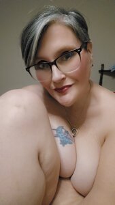 Join DEESPRETTIES Live Sex Chat - Profiles, Reviews, & Porn