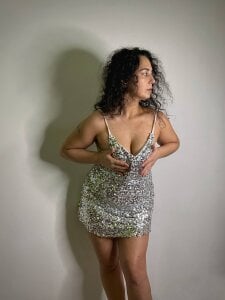 Linda_Insatiable sexy teasing photoshoot Pic