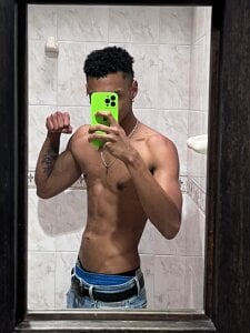 JulienSaintのSelfie of the friday! 😈🍃の 2枚の写真