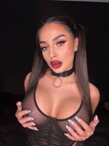SluttyMaddy Public Photo 5