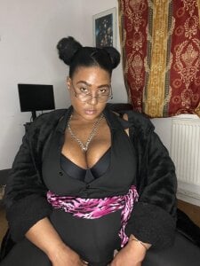 Curvy-Sashia Looking lush Pic 4