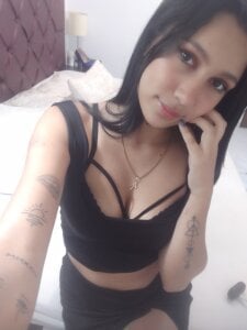 MariaJoseWalker I’m live now from 8:30 AM to 3:30 PM (Colombia) 🌸✨ I woke up blushing just thinking about you… my b Pic 2