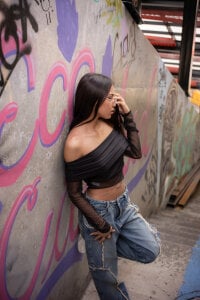 miyu_lu Between graffiti and neon lights... here I am 💚 Immagine  3