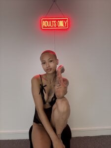 Peaches_UKx Public Pic 8