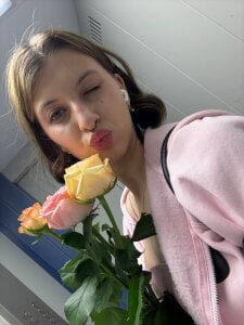 NoreenCourtney Im with flowers Pic 3
