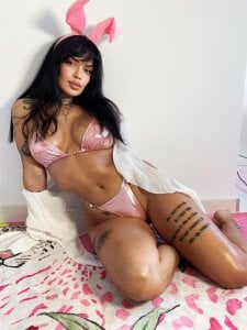 BriannaXXXm Playful Bunny Pic