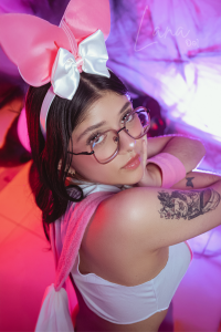 lana_dolの🎃🐰This bunny doesn’t hand out candy… but she sure knows how to sweeten your night 😈🍭の 2枚の写真