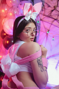 lana_dolの🎃🐰This bunny doesn’t hand out candy… but she sure knows how to sweeten your night 😈🍭の 4枚の写真