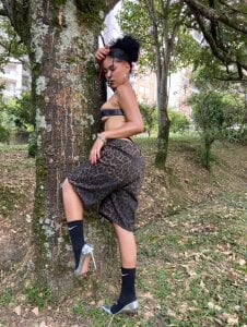 baddie_delayla Trying to find a good, thick log🙈😋 사진 3