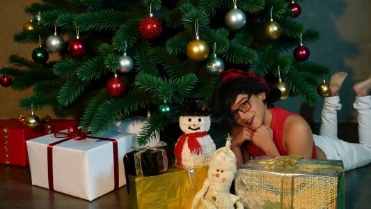 Dannyhot_ A gift that doesn't fit under the tree Pic 4