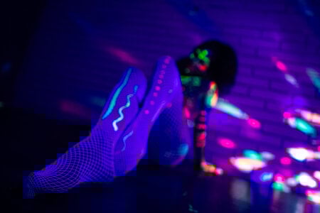 sarah_banks1 neon Foto 8