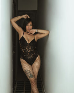 Andrea_brunette_ Public Pic 5