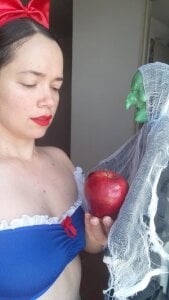 La reina tenía razón… esta belleza sí da miedo 💖🍎 de loreen_grey  5 Imagens