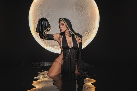 SarahYates the Goddess of your darkest fantasies Pic