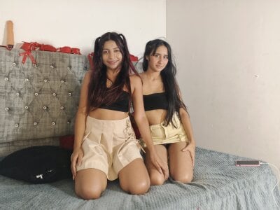 MelanyandKaty Public Bilde