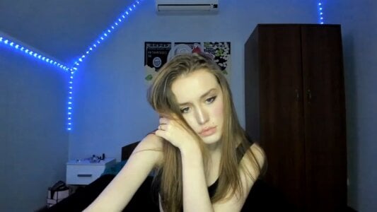 tinyglow Just posing 🤪 my first stream 圖片 4