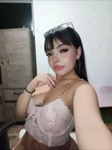 Ely_Horny-Public Bild 3