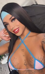 Between glances and sins 😈 od tinaqueen_noa  3 snímek