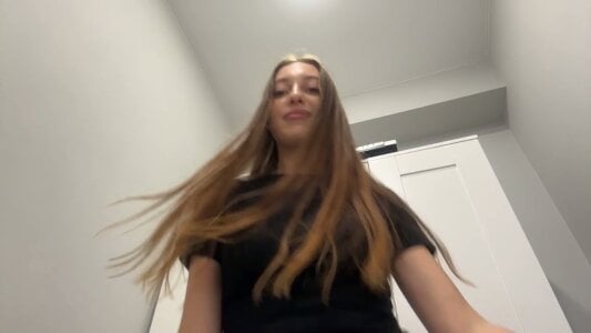 selena_favn Come closer, I don't bite... much Pic 3