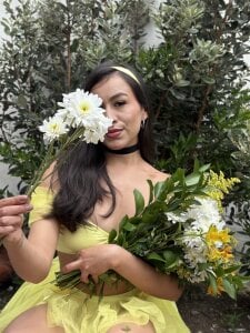 EmiGomez_ 🌹 A rose, a look, and pleasure awakens Pic 4