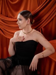 LessySmith Glamor style Pic 3