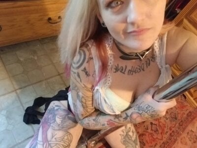 Candalicious Public Pic 7