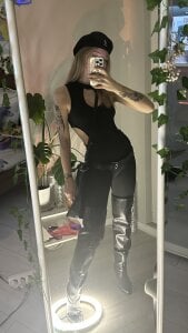 LoraaDoll Will you come with me to the Crystal Castles concert? Pic