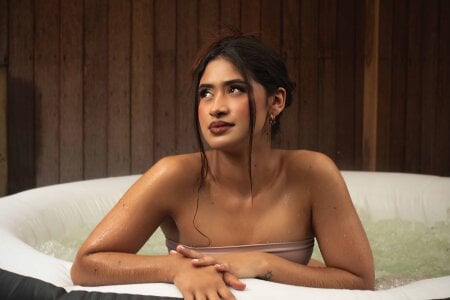 Want to take a bath with me?💦💦 de agatha_jener  Imagens