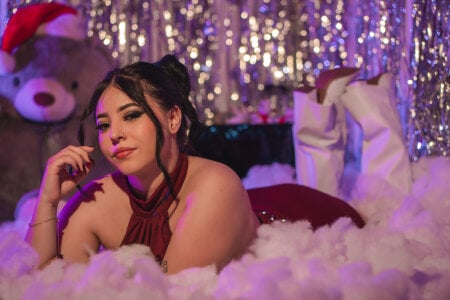 Maaiitee Under the Mistletoe ✨💋🌲 Pic