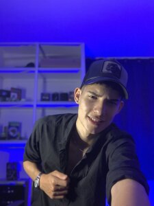 god_drake Dressed all in black Pic 4