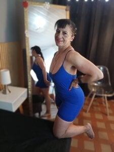 clara_heat Blue looks good on me… but your attention looks better 💙😉 Pic 3