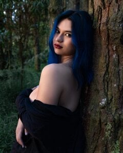 Amy_Parkker Amy in the woods 🌎 Pic 2