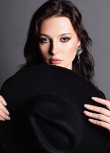 ShawanaCronenbergのPaw-Print Teaseの 3枚の写真