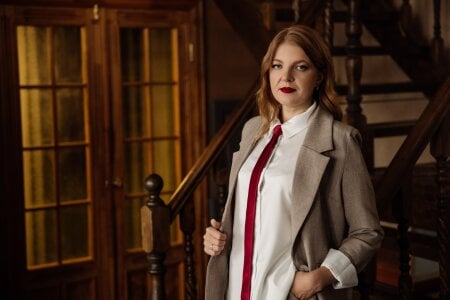 YourUniverser Businesslike, daring and sexy Pic 6