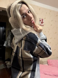 MaryBennetts Tits are shaking in anticipation of your step slika 5