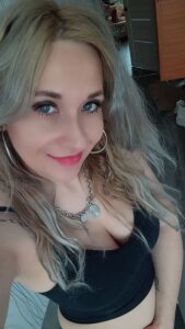 Bianca_Glorious Public Pic 4