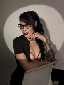 mia_velvet1If you like my suit, you'll like what I'm wearing underneath better hehe Bild 8