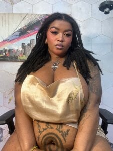 Anaa_Fuentess do you like the color gold?😏🔥🥺 Pic 5